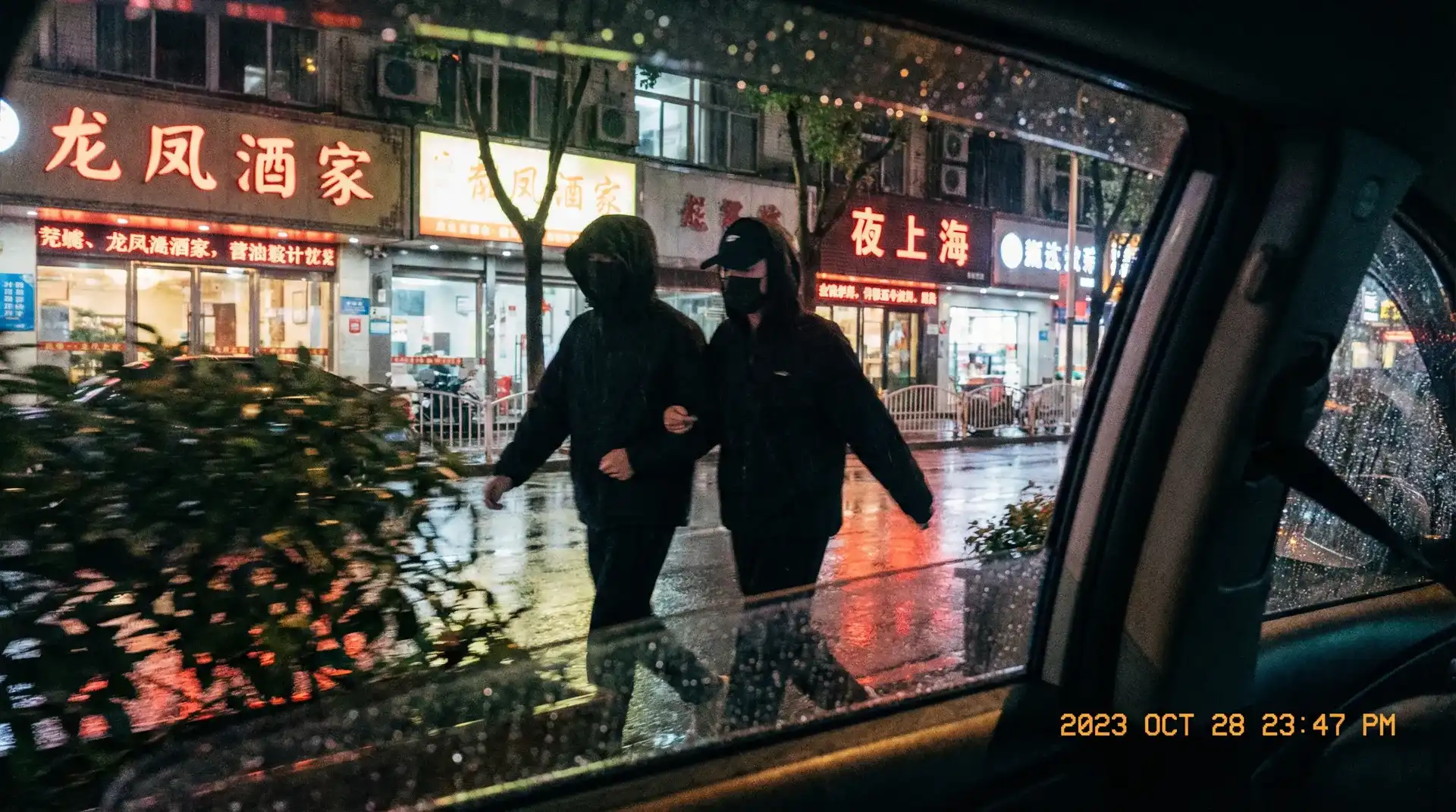 91网页版 - 顶流明星深夜密会现场抓拍照片